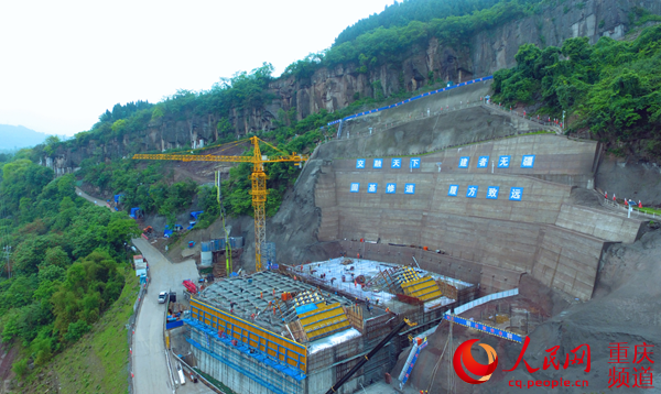 人民網(wǎng)報道：新田長江大橋最大規(guī)模澆筑工序順利完工