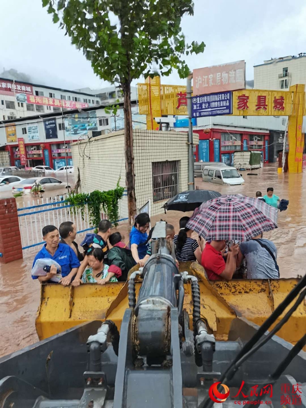 人民網報道：“我們是附近修路的央企，莫慌！”                                                                                                                                                                                             