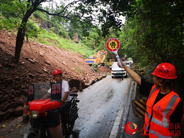 人民網(wǎng)報道:中交一公局三公司緊急搶通國道318線萬州段