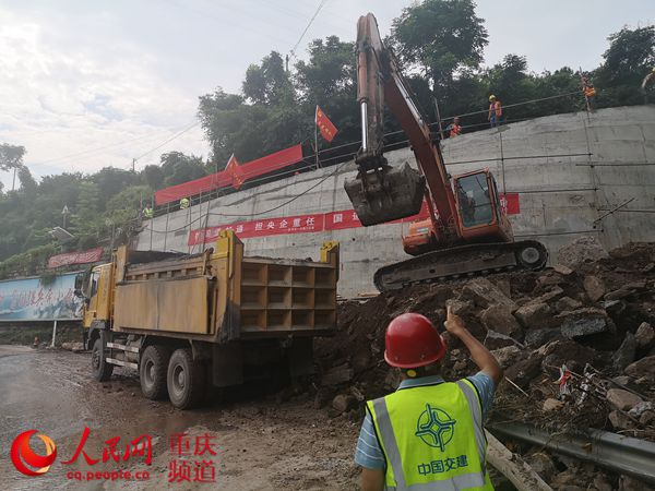 人民網(wǎng)報道;“路搶通啦,我們果農(nóng)高興慘了!”