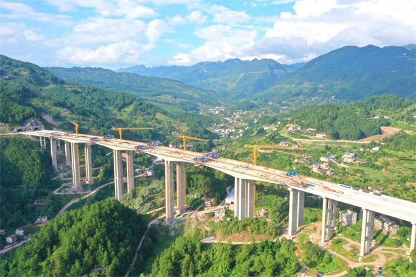 1631060412776560.jpg 重遵高速擴(kuò)容工程新站大橋合龍 1.jpg